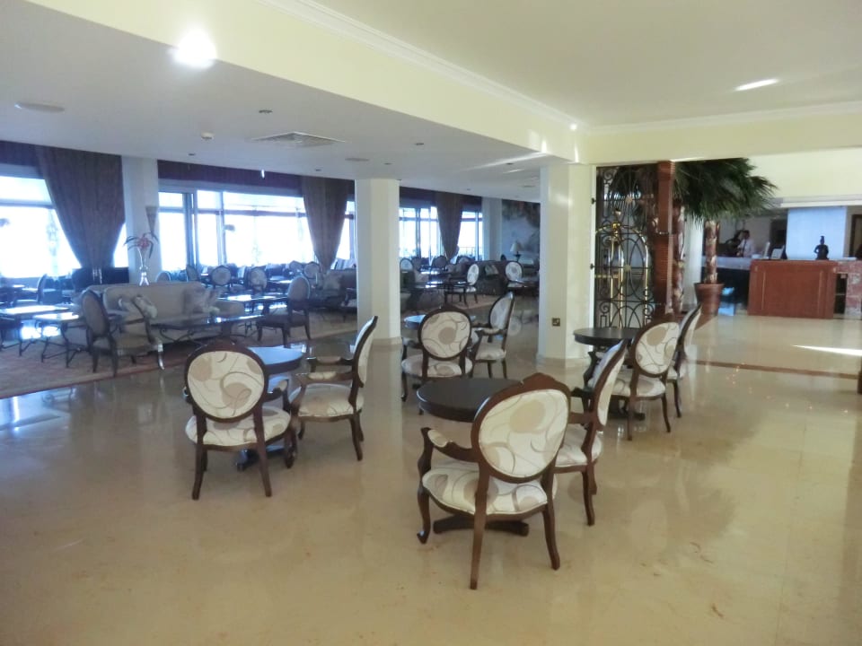 Großzügig und sehr sauber Alexander The Great Beach Hotel