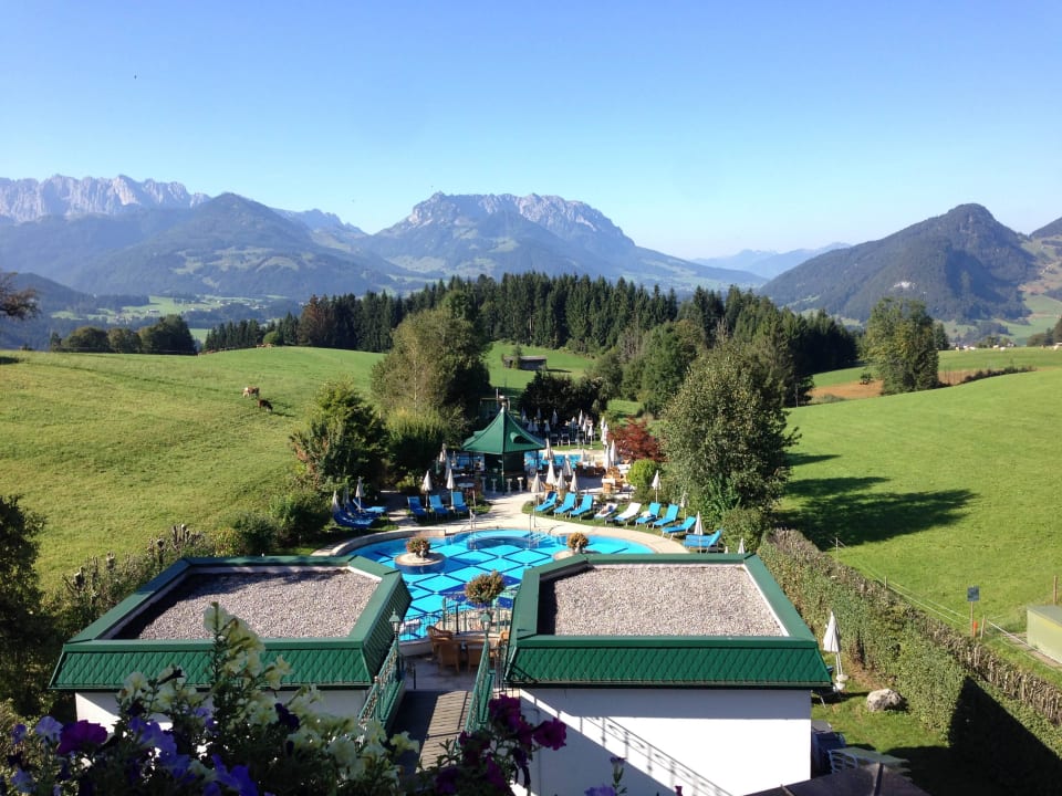 Der POOL mit Blick aufs Kaisergebirge Wohlfühlresort Peternhof