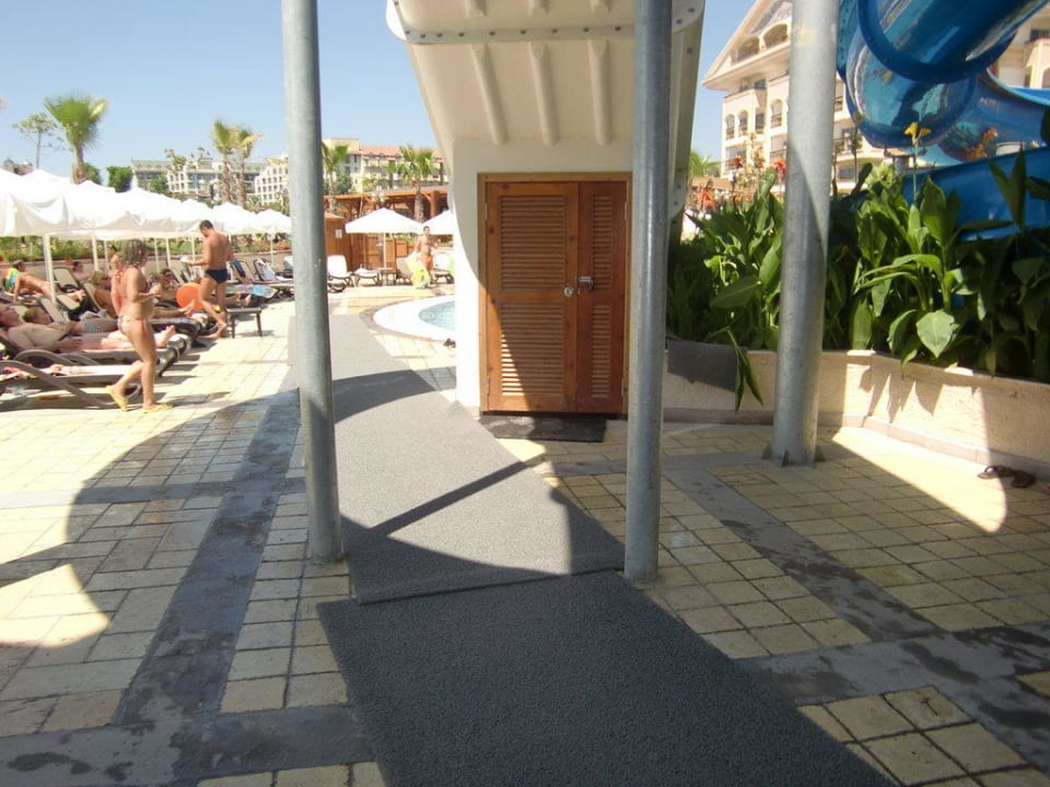 Antirutschmatten bei den Rutschen Diamond Excellence Resort & Spa
