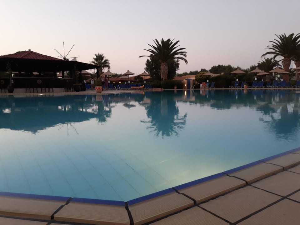 Im Hintergrund die Poolbar Anissa Beach & Village