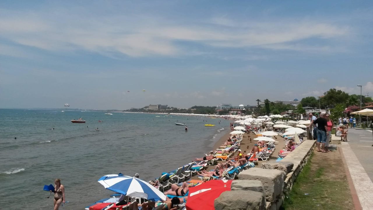 Strandpromenade mit Blick zum Hotelstrand Side Star Beach