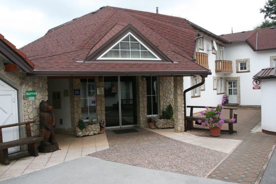 Haupteingang SEDRA Holiday Resort-Adults Only