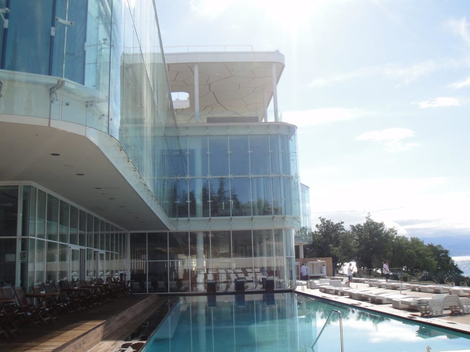 Pool am SPA, rechts eine Bar/Cafe Wyndham Grand Novi Vinodolski Resort - The View & Family Apartments