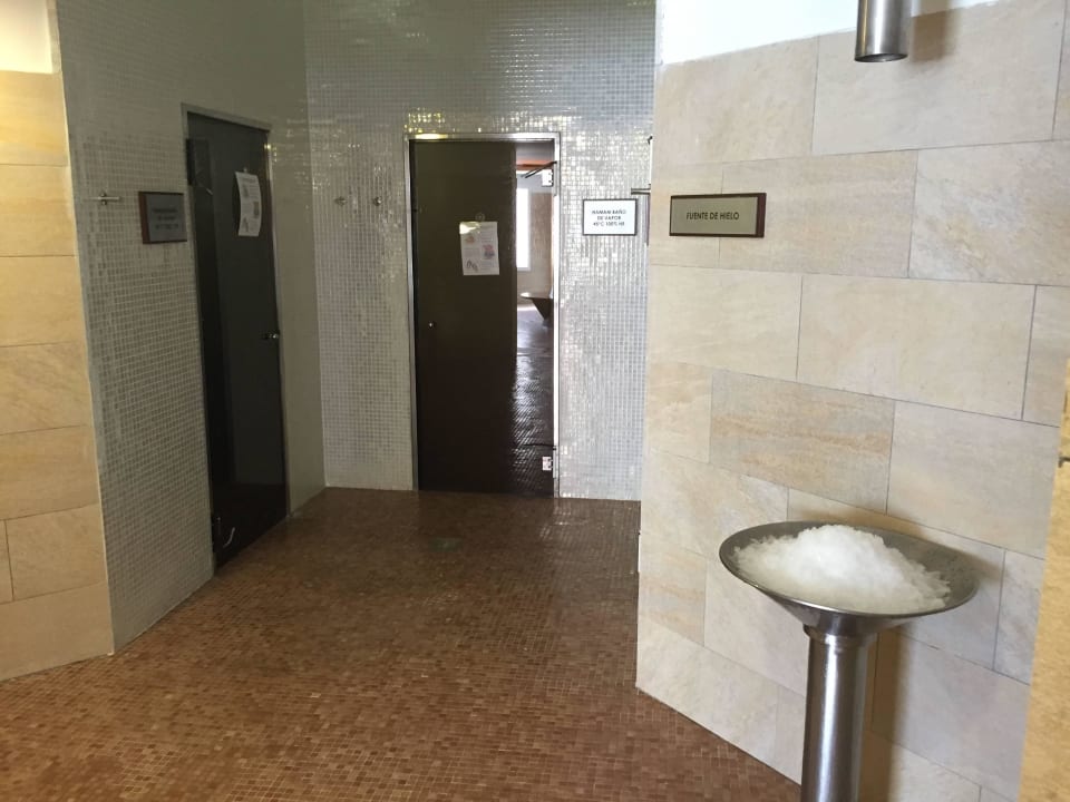 Saunabereich mit Crashed Ice-Spender Blau Colònia Sant Jordi