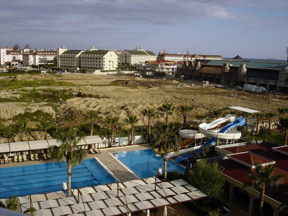 Blick in die Umgebung und auf das neue Einkaufzent Hane Family Resort