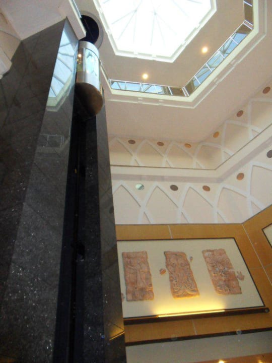 Lobby, mit Glasfahrstuhl Hane Family Resort