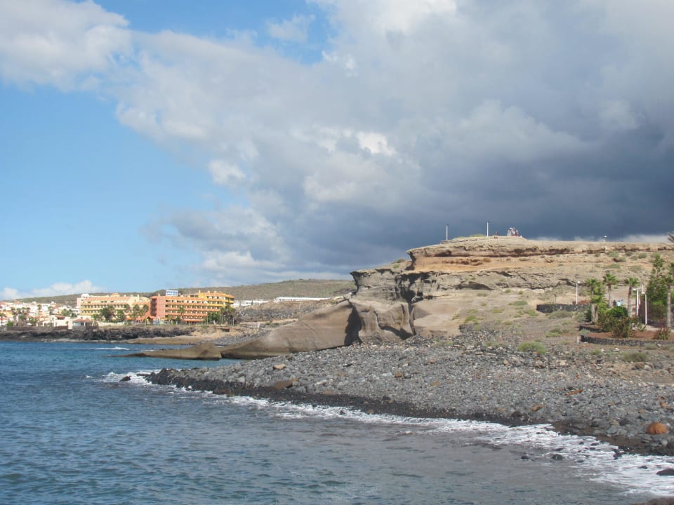 Вид на отель и смотровую площадку с пляжа H10 Costa Adeje Palace