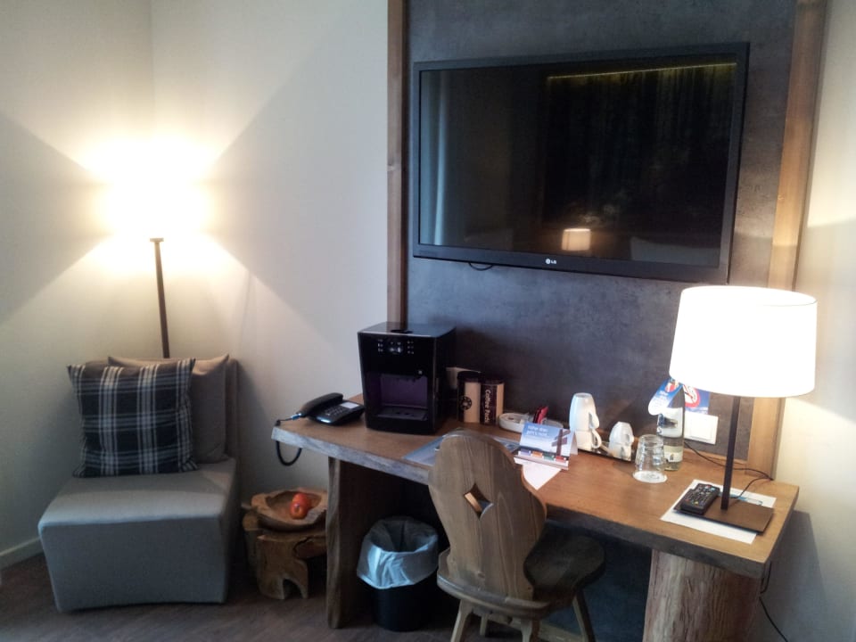 Schreibtisch, Sessel und großer Flat-Bildschirm Torfhaus Harzresort
