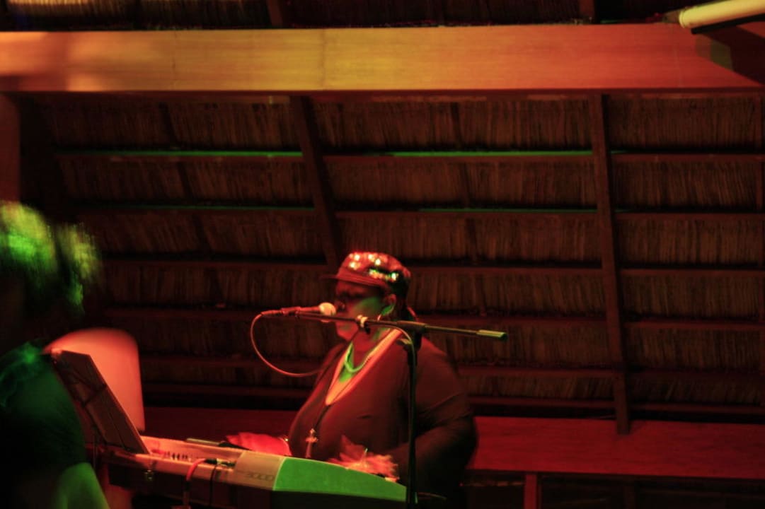 Alleinunterhalterin in der Dhoni Bar Kuramathi Maldives