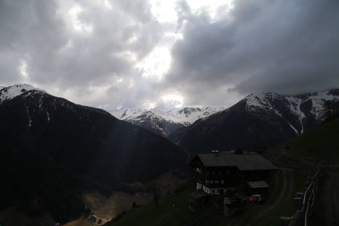 Die Sonne bricht durch Bergbauernhof  Ausserberglet & Sandalm  Almhütte