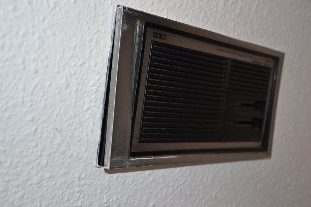 Kaputtes Wandradio Parque Santiago III Official