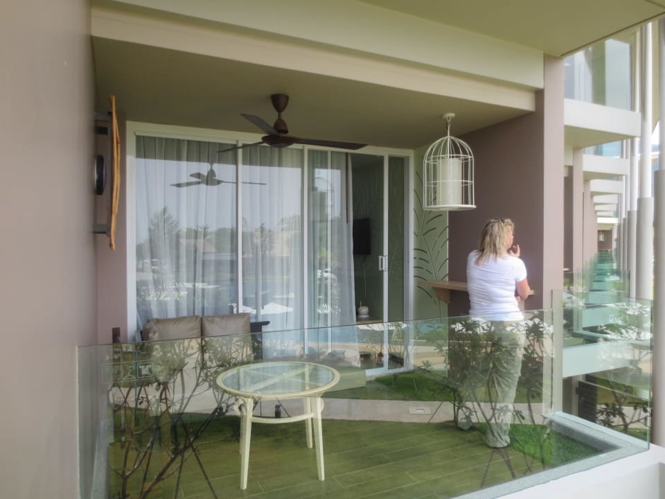 Blick auf den Nachbarbalkon Seaside Junior Suite The Sands Khao Lak by Katathani