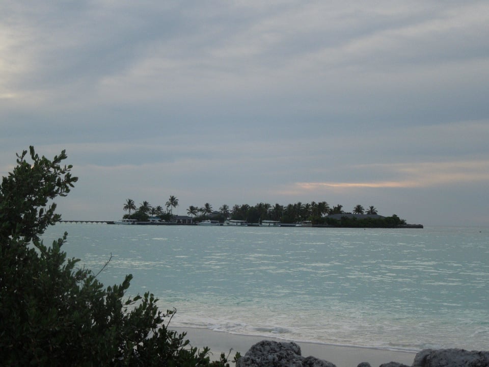 Blick vom Strand zum italienischen Restaurant Villa Park Sun Island
