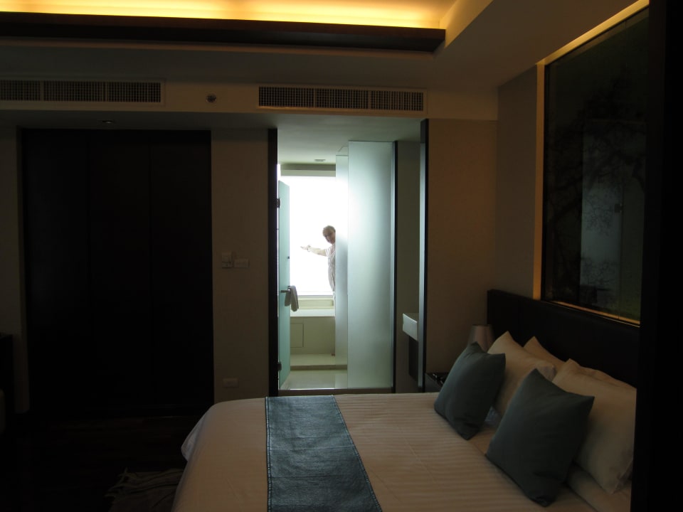 Großes Bett, Wandschrank, Blick zum Sanitärbereich Hotel Jasmine Resort