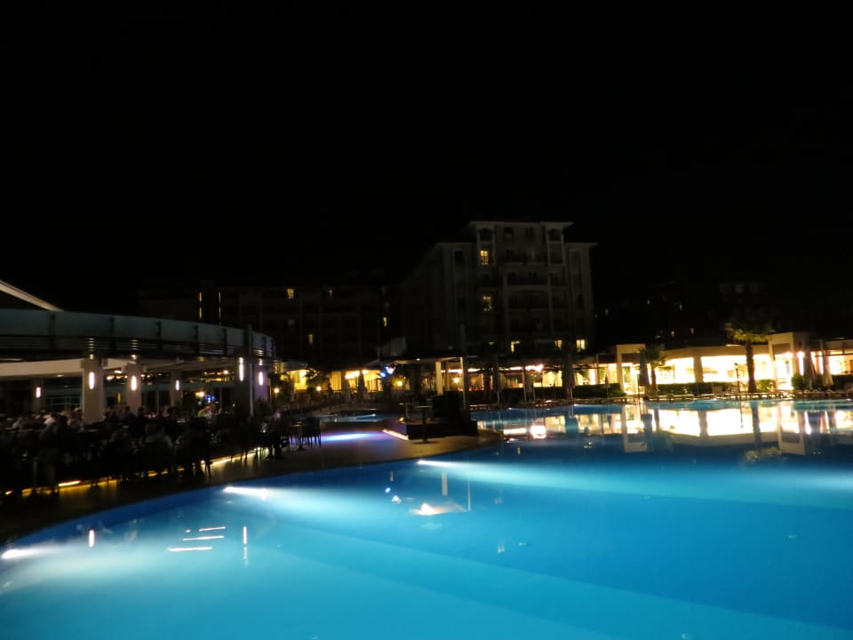 Hauptpoolanlage bei Nacht Sunis Elita Beach Resort & Spa