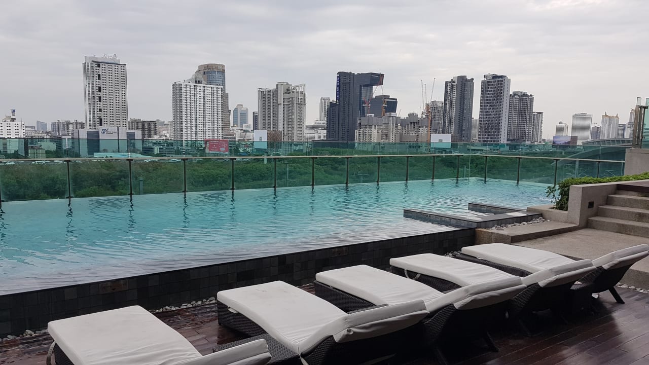 Pool Mercure Bangkok Makkasan