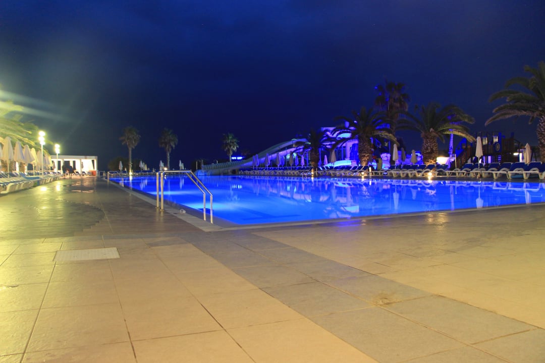 Pool bei Nacht Lyttos Beach Hotel