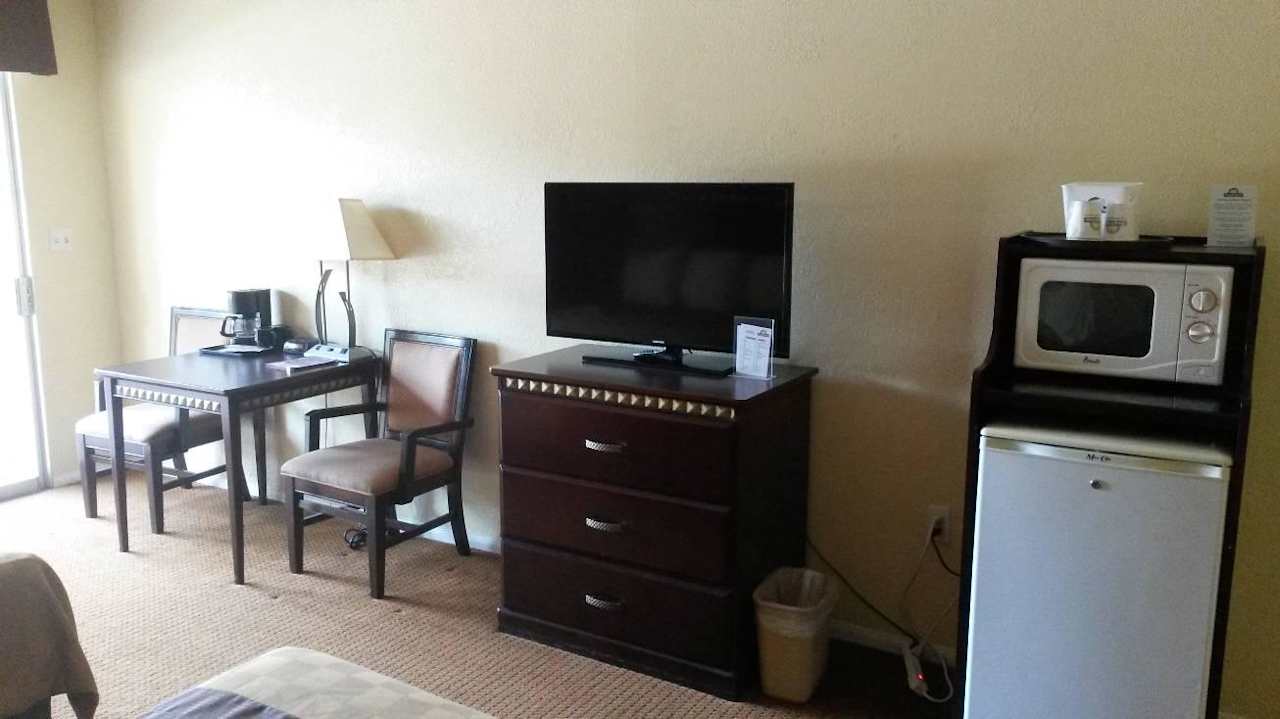 Zimmer - TV-Mikrowelle - Kühlschrank Hotel Days Inn Palm Springs