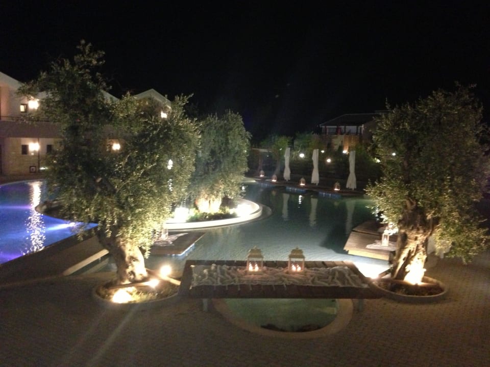 Hotel-Innenhof bei Nacht mit Poolanlage Alexandra Golden Boutique - Adults only