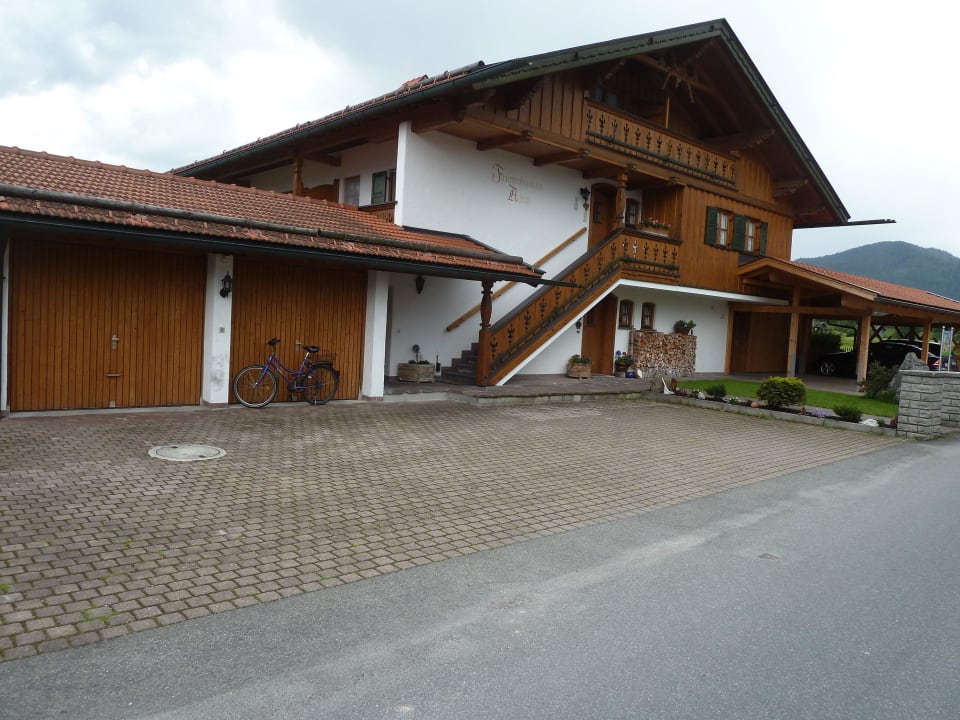 Parkplätze vor dem Haus Ferienwohnungen Achatz
