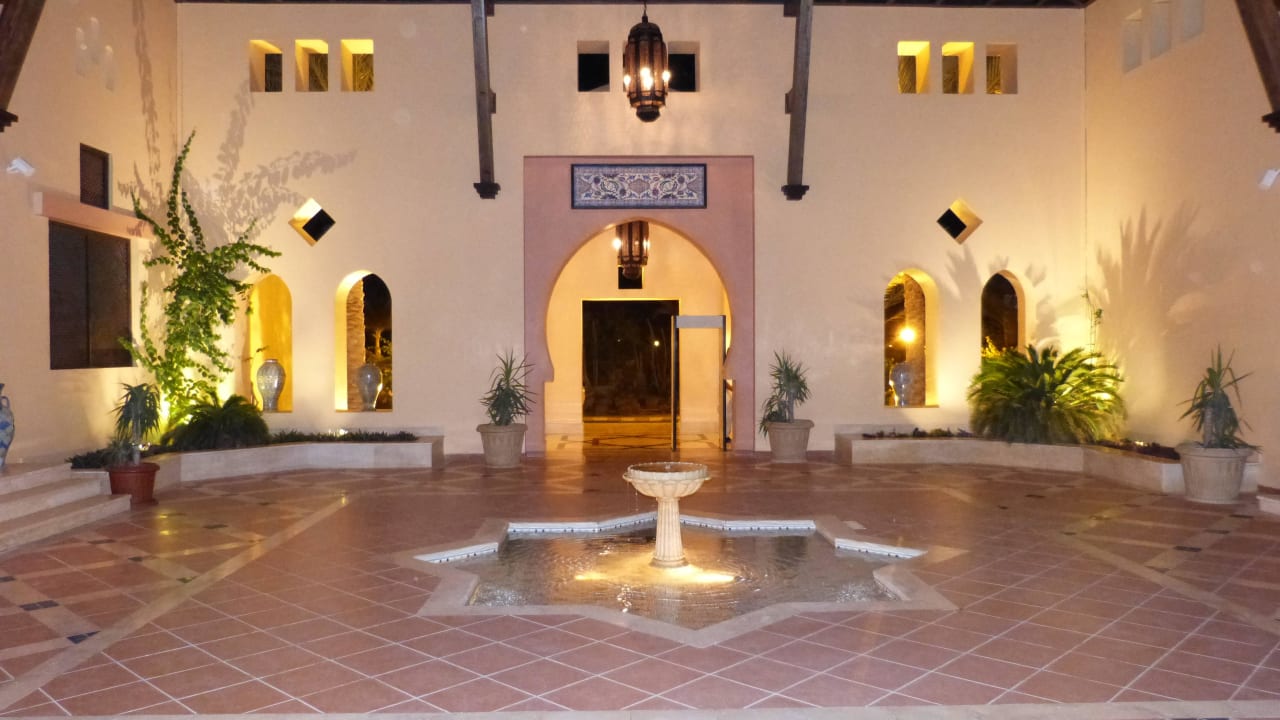 Aussenbereich der Lobby Steigenberger Coraya Beach - Adults only