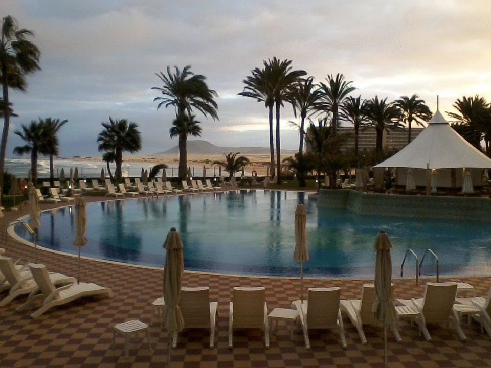 RIU Palace Tres Islas Pool mit Strand dahinter Hotel Riu Palace Tres Islas
