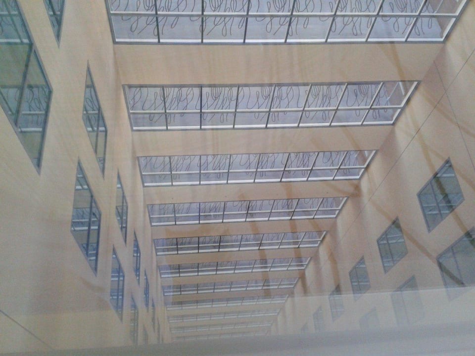 Übergang zwischen zwei Hotelbereichen Grand Millennium Al Wahda Abu Dhabi