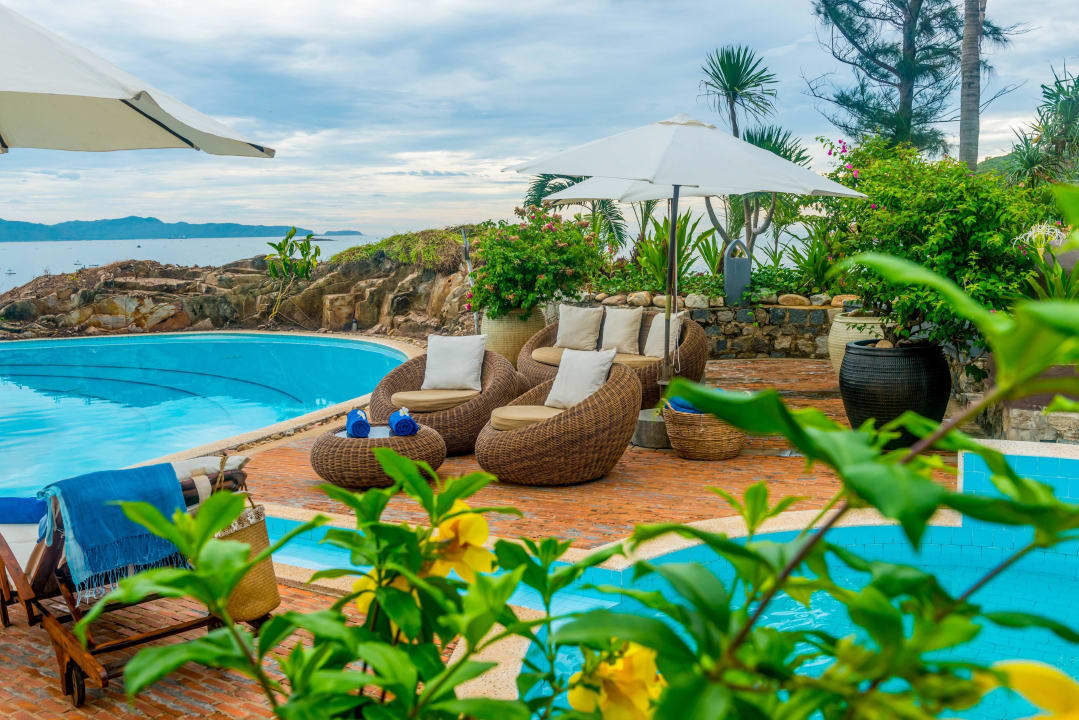 Pool and beach AVANI Quy Nhon Resort & Spa