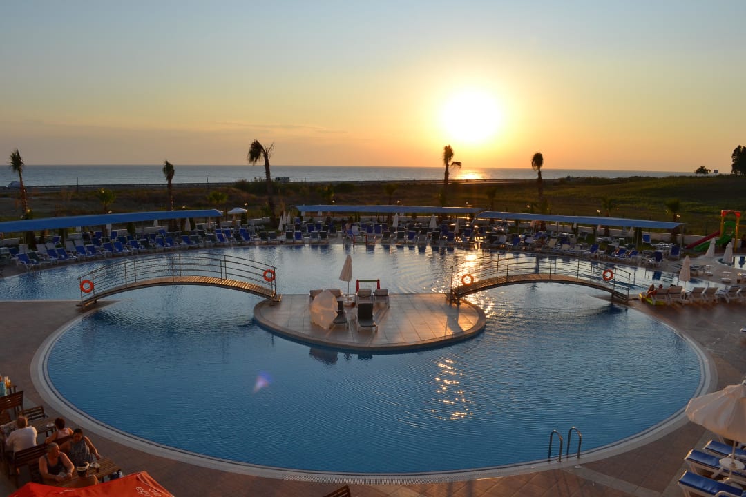 Die Poolanlage beim Sonnenuntergang Cenger Beach Resort & Spa