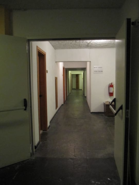 Gang in einem der unrenovierten Stockwerke Doreta Beach Resort & Spa