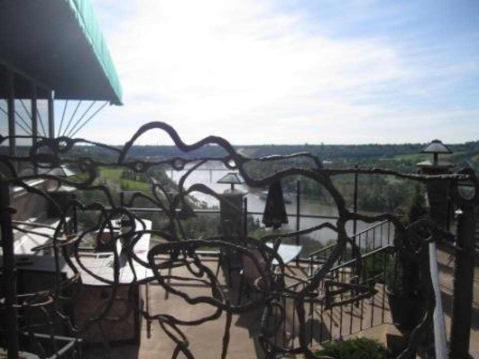 Terrasse mit Geländerdetail Hotel Courtyard Edmonton Downtown