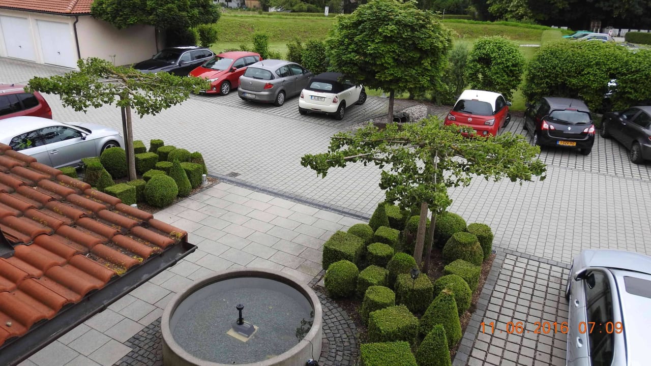 Eingangsbereich mit Parkplatz Hotel Ampervilla