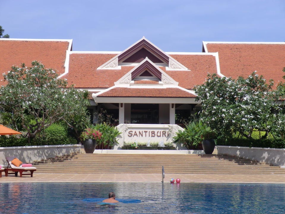 Pool mit Blick auf das Hotel Santiburi Koh Samui