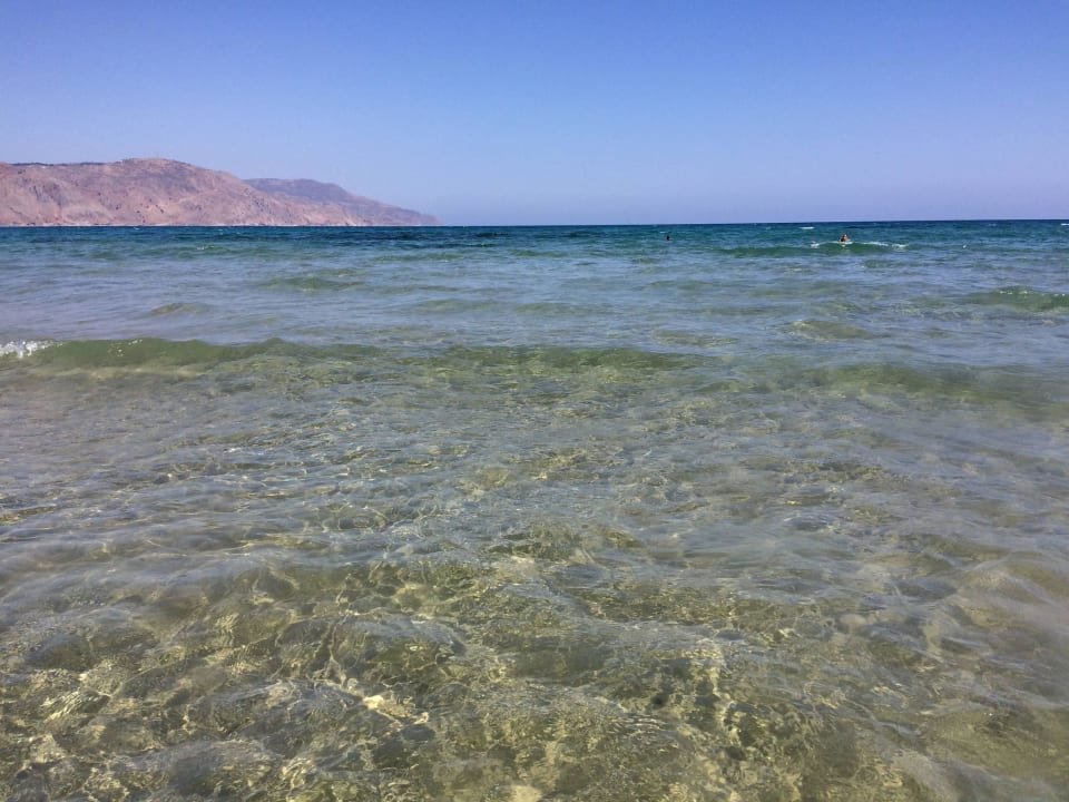 Czysta woda i piaseczek na dnie HARPIN Georgioupolis Resort Aquapark & SPA