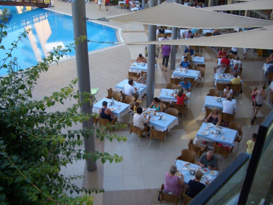 Frühstück am Pool Alaiye Resort & Spa