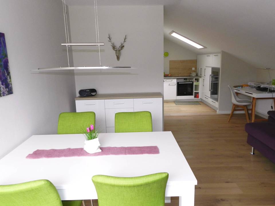 Esstisch im Wohnzimmer Ferienwohnung Gudi
