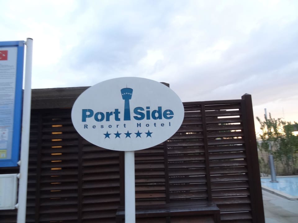 Strandeingang Port Side Resort Hotel