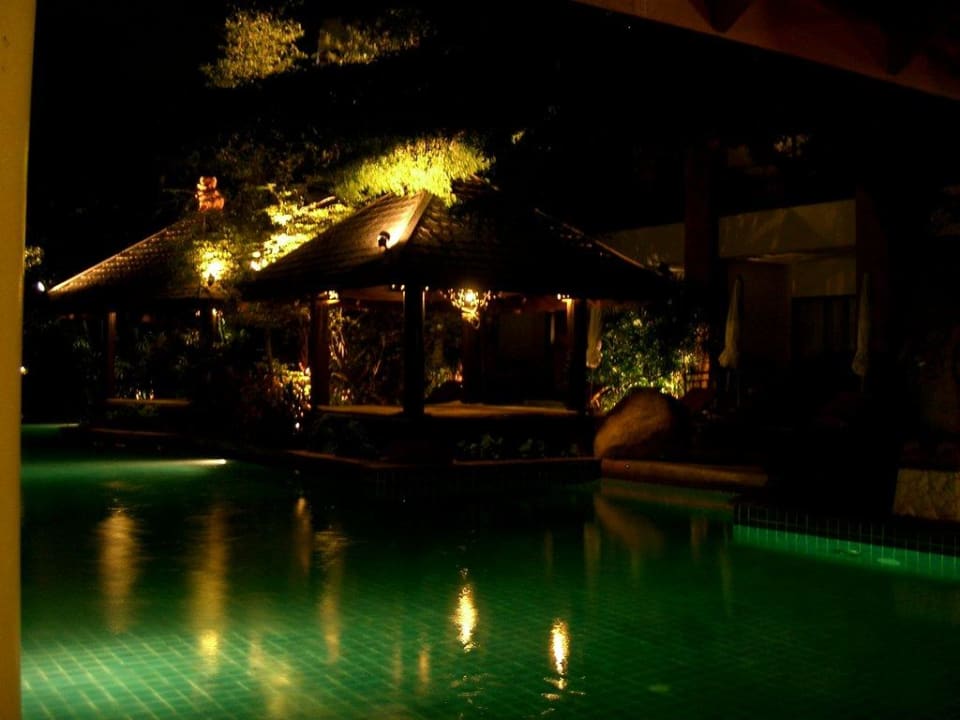 Poolanlage bei Nacht Woodlands Hotel & Resort