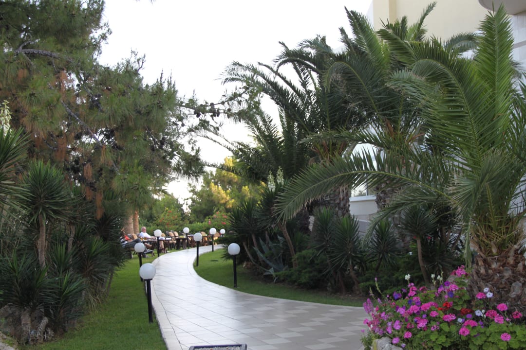 Weg zur Außenbar Hotel Kalithea Mare Palace