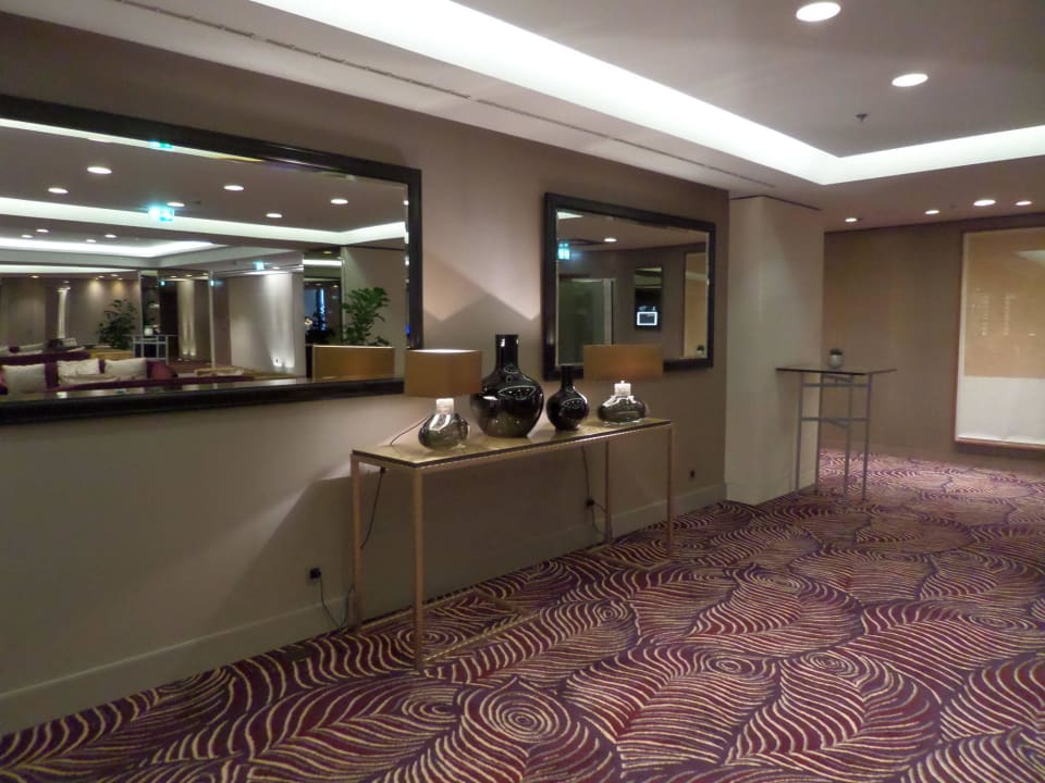Im 1. OG Wohnfühlbereich schön dekoriert Waldorf Astoria Berlin