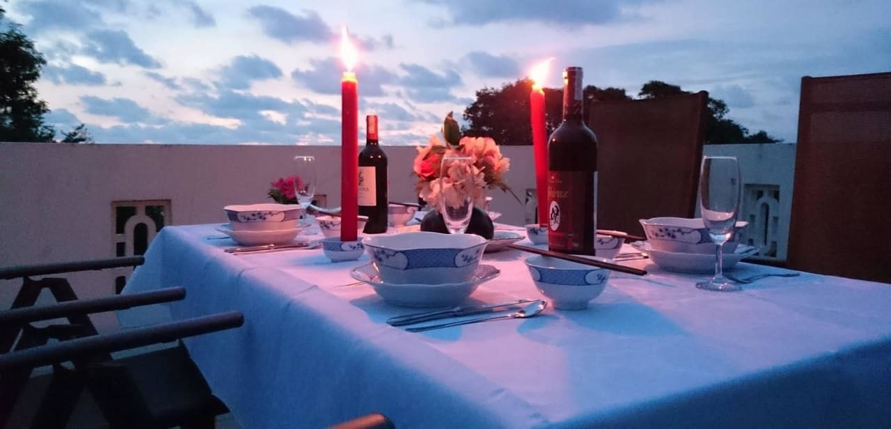 Candle-Light-Dinner auf großer Dachterrasse Mountain Hill Appartement Phu Quoc
