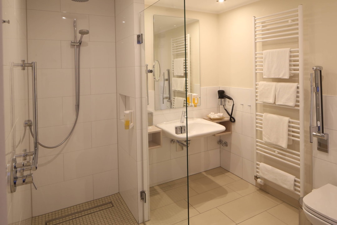 Barrierefreies, rollstuhlgeeignetes Badezimmer Best Western Plus Theodor Storm Hotel