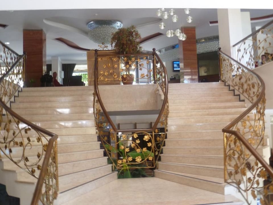 Treppe von der Lobby zum Buffet Hotel Grand Okan