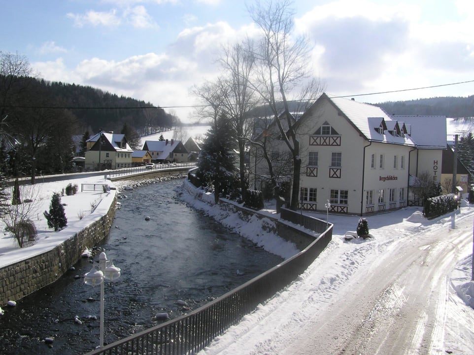 Hotelansicht im Winter Erzgebirgshotel Bergschlößchen