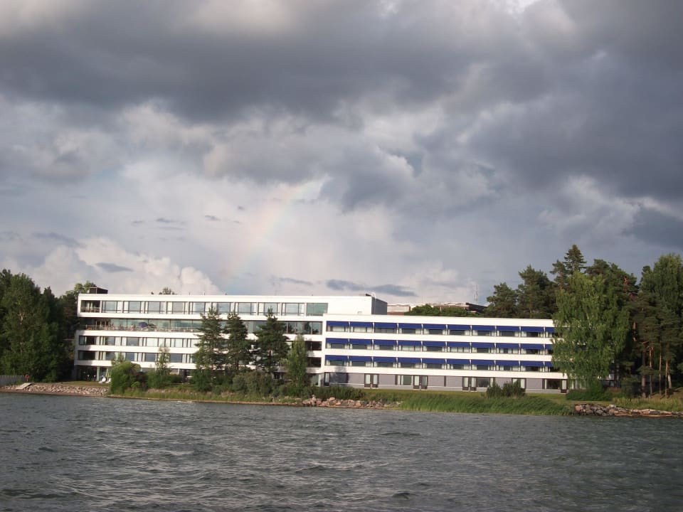 Вид на наш корпус с воды. Hilton Helsinki Kalastajatorppa