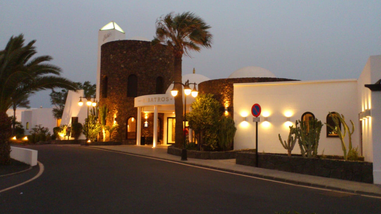 Blick von der Straße vor dem Hotel allsun App.-Hotel Albatros