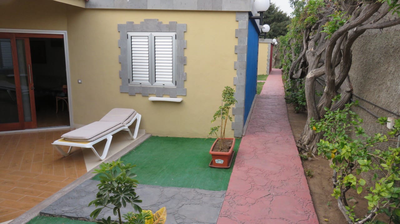 Schattenlage an der Mauer HL Miraflor Suites Hotel