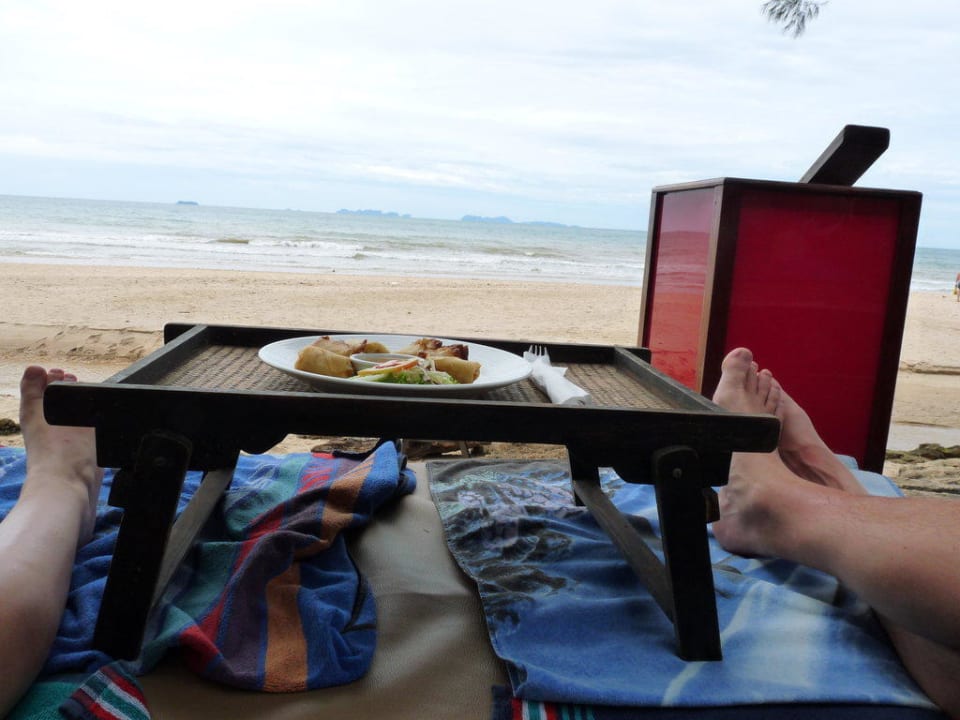 Mittagsimbiss am Strand Hotel Lanta Castaway Resort