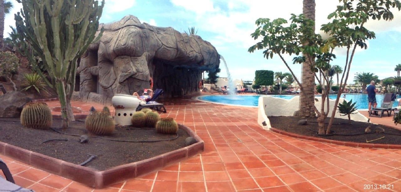 Blick auf Teile des grossen Pools H10 Timanfaya Palace - Adults only