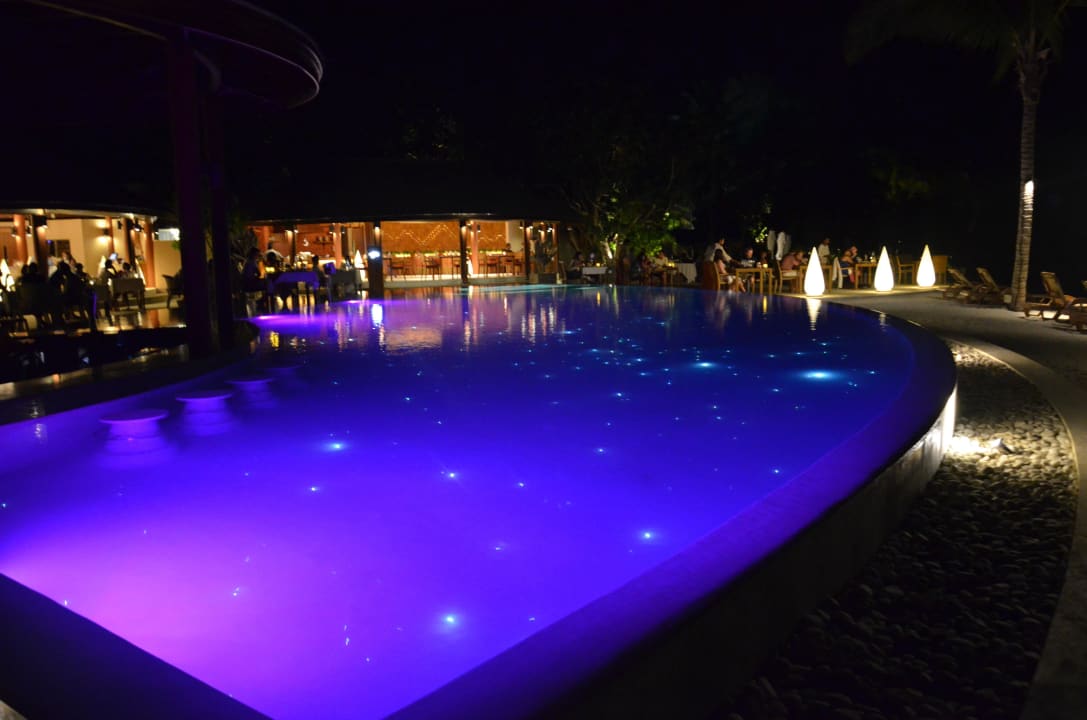 Pool bei Nacht Centara Ras Fushi Resort & Spa Maldives